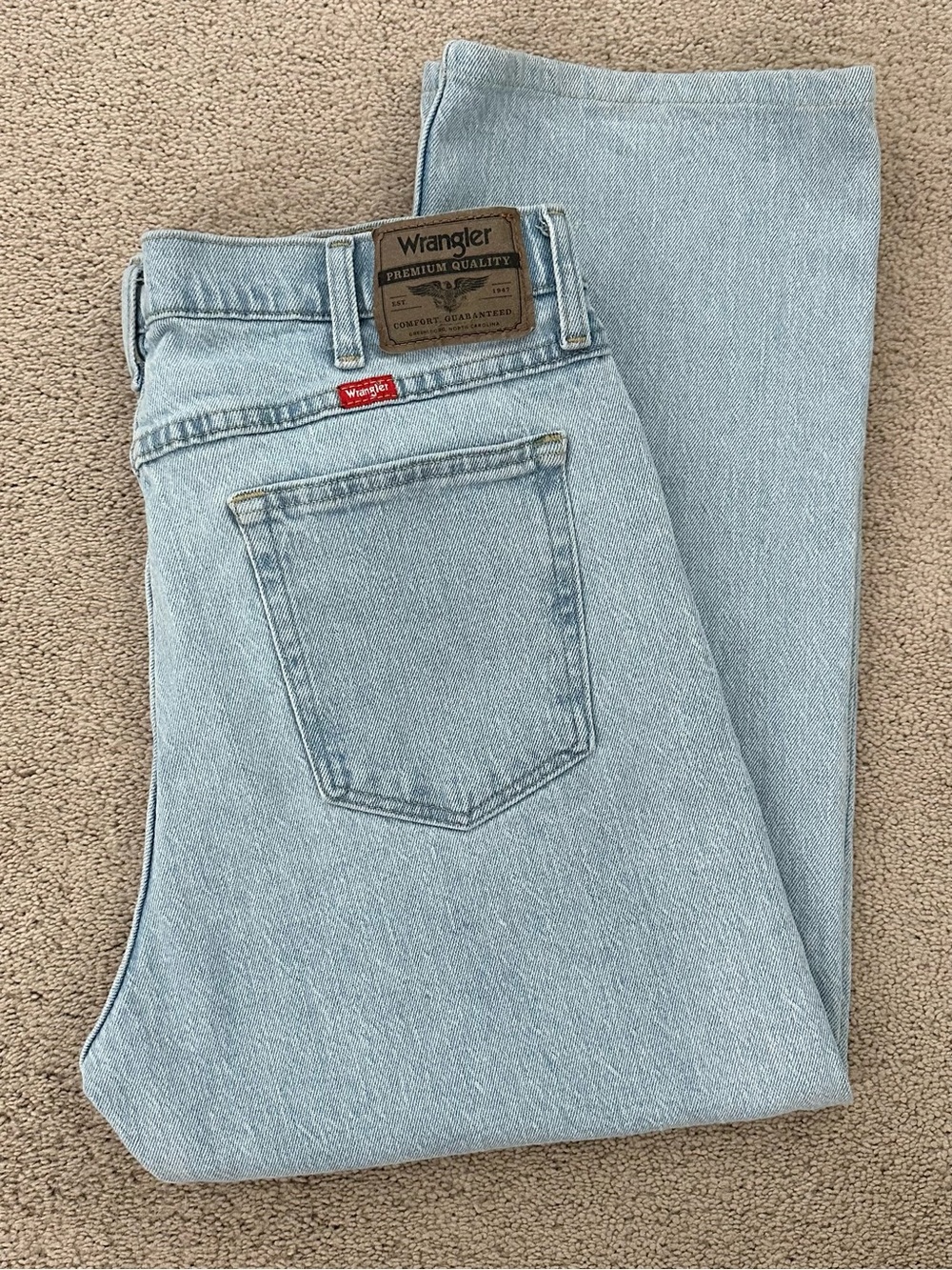 Wrangler Light Wash Relaxed Fit Denim - Men’s Short Length Blue Jeans 34 x 25
